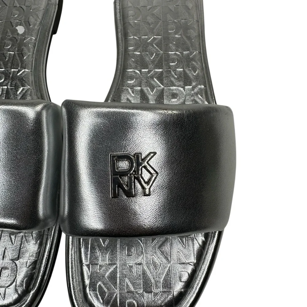 DKNY Women’s Bella Metallic Silver Embossed Logo Slide. Sz: 7
